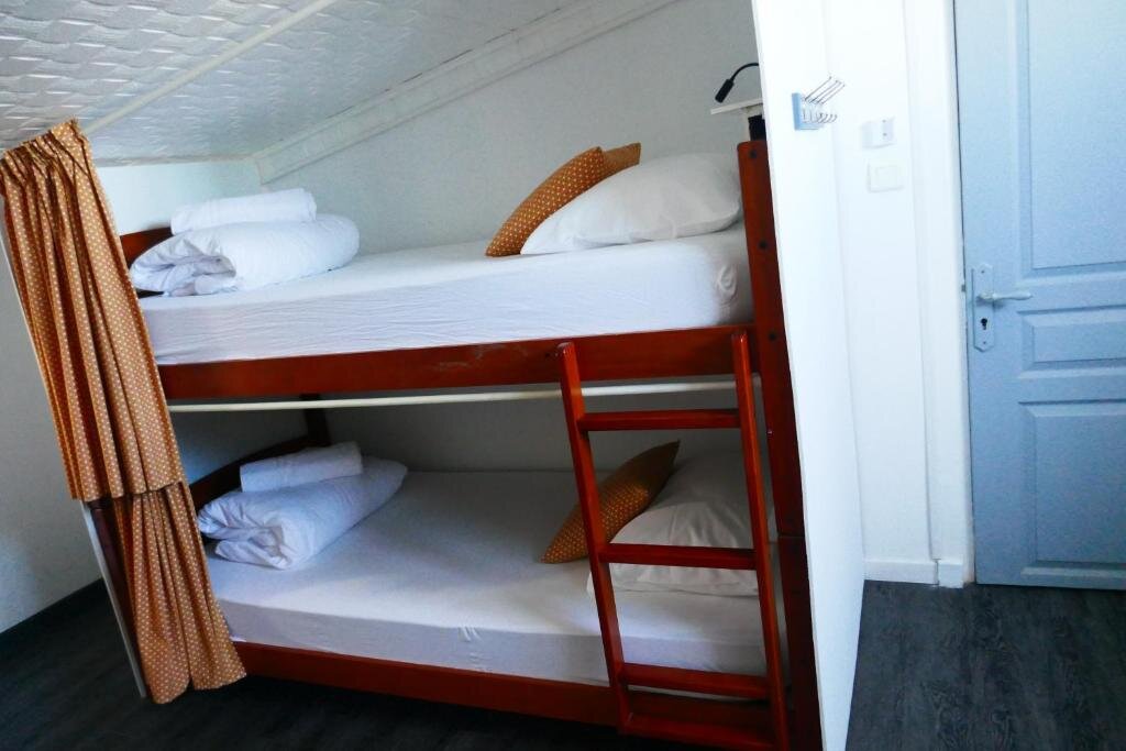 Кровать в общем номере (женский номер) Les Baroudeurs Hostel