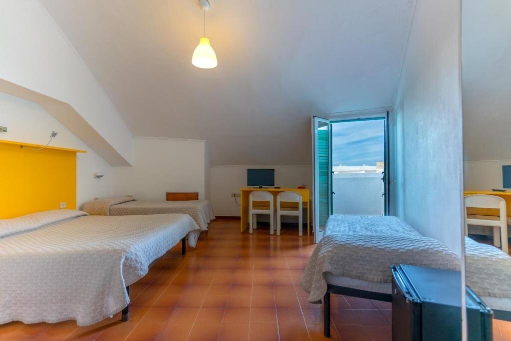 Standard Vierer Zimmer mit Balkon Cala Corvino Hotel Resort
