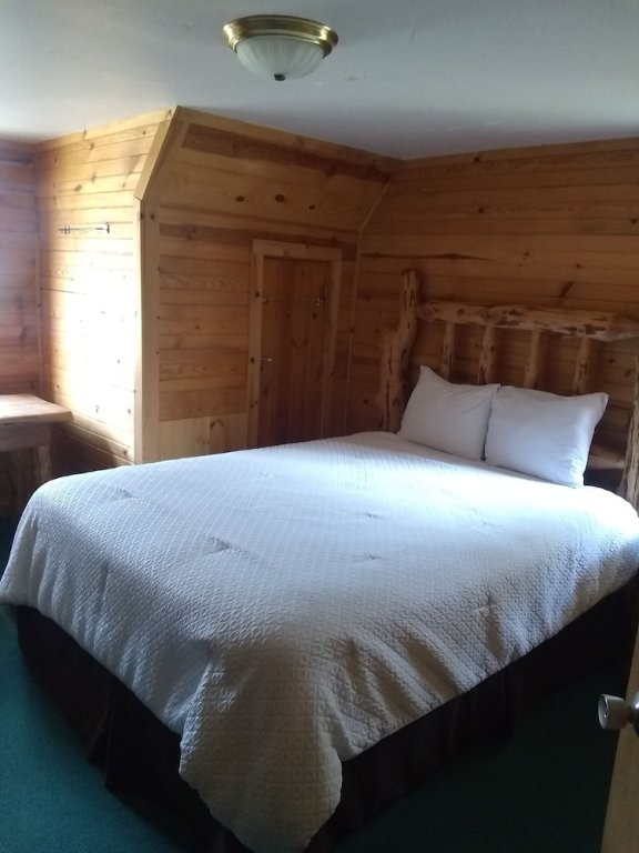 Кровать в общем номере The Hatchet Resort