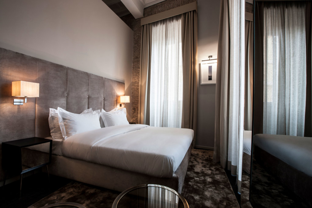 Трёхместный полулюкс DOM Hotel Roma - Preferred Hotels & Resorts