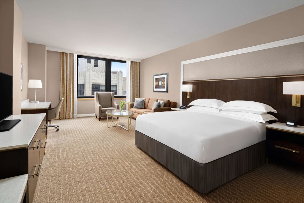 Двухместный номер Accessible Hilton Indianapolis Hotel & Suites