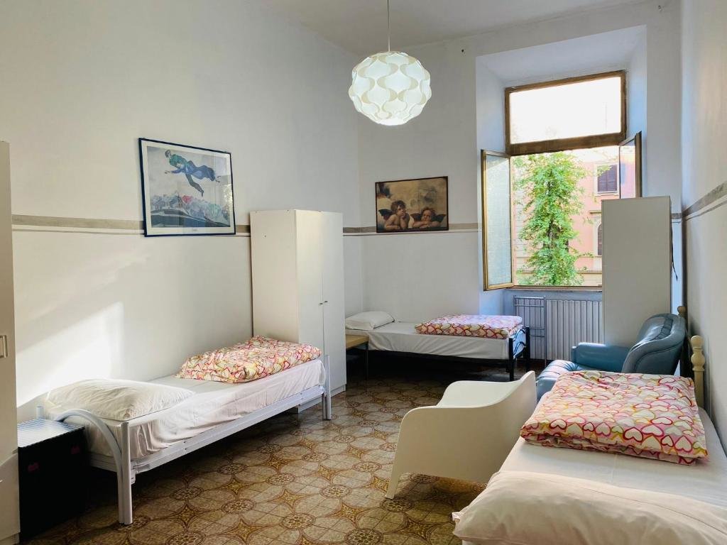 Cama en dormitorio compartido Roma Gondola Srls
