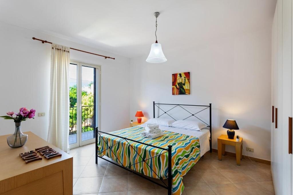Appartamento Giardini Naxos Bright Apartments with Balcony
