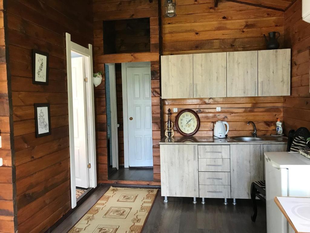 Дом для отпуска Eco Cottage Marina в Новый Афон, Абхазия. Забронировать Eco  Cottage Marina, пер. Ладария д. 9, Novy Afon