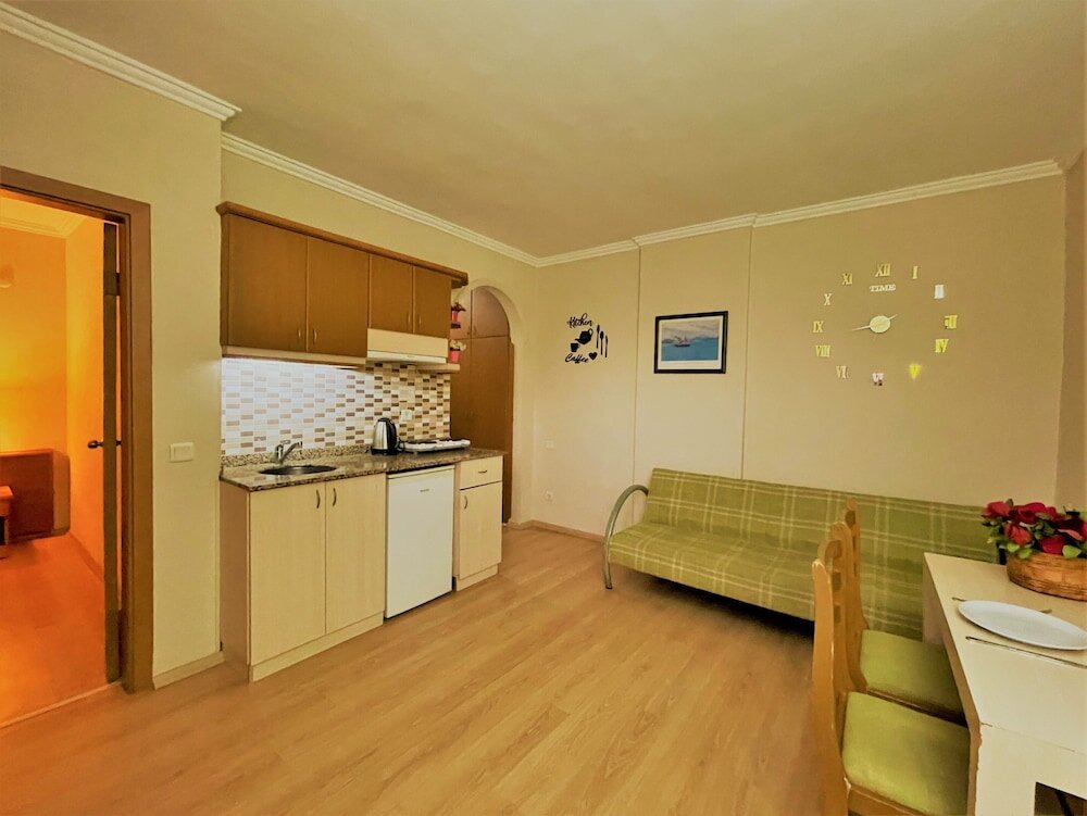 Семейные апартаменты c 1 комнатой с балконом и с частичным видом на море Select Suite & Apart Hotel