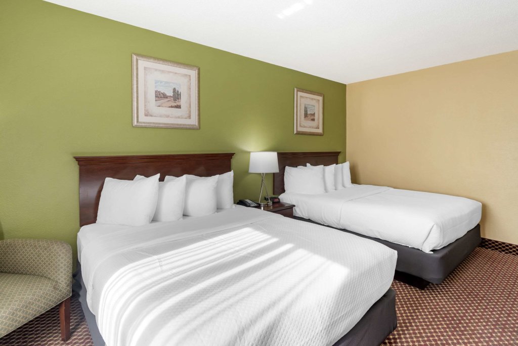 Standard Vierer Zimmer Quality Inn & Suites Bloomington University Area