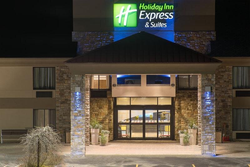 Кровать в общем номере Holiday Inn Express & Suites Cooperstown, an IHG Hotel