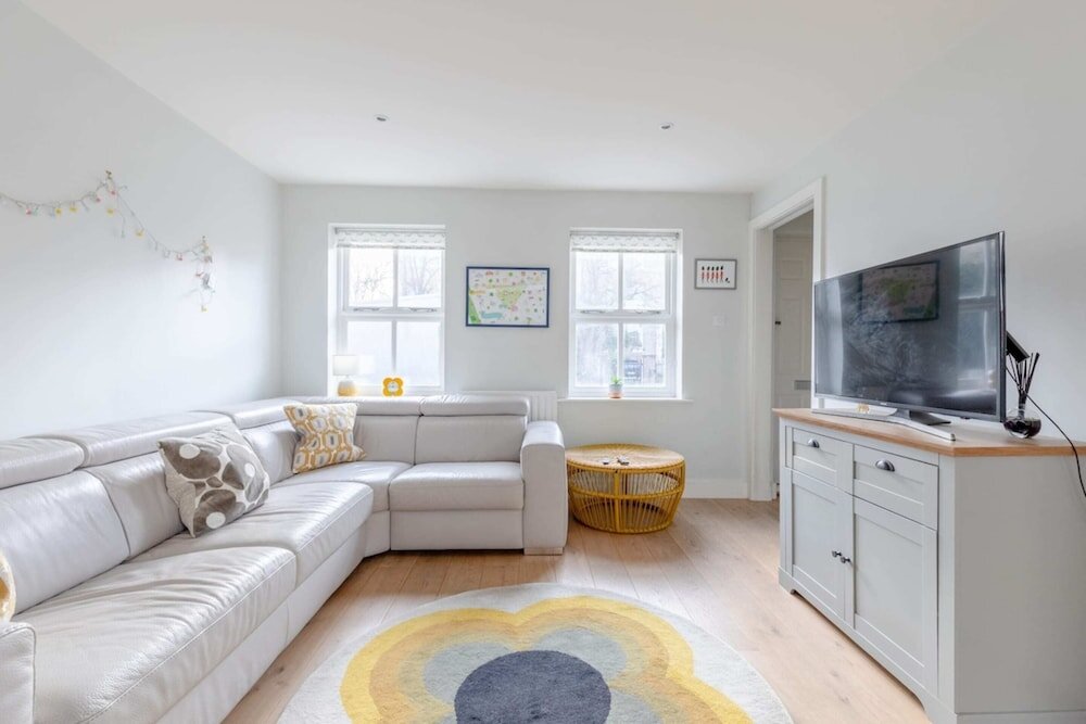 Cottage Lovely 2BD House on Private Road Clapham Common