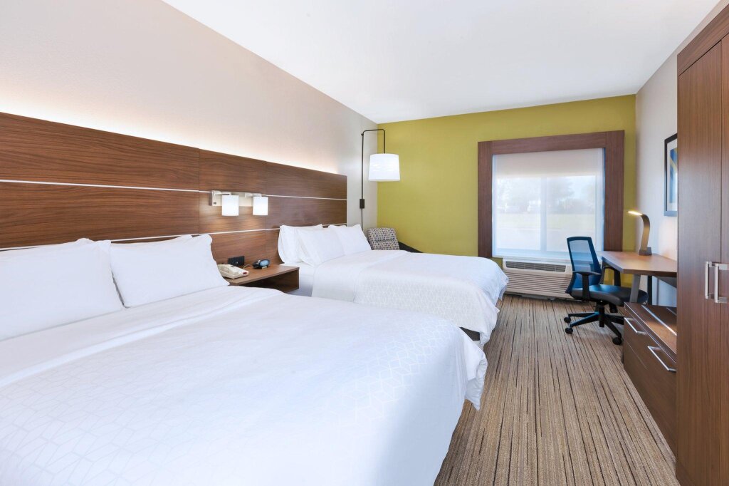 Четырёхместный номер Standard Holiday Inn Express and Suites Three Rivers, an IHG Hotel