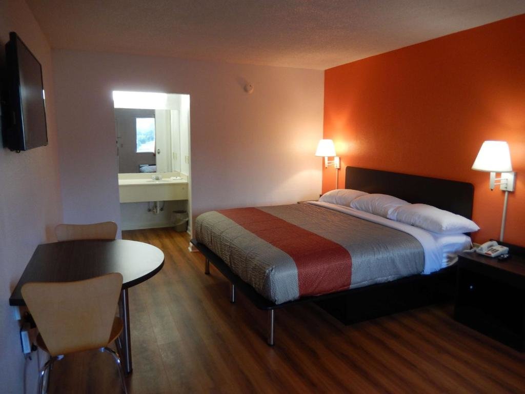 Suite Motel 6-Warner Robins, GA