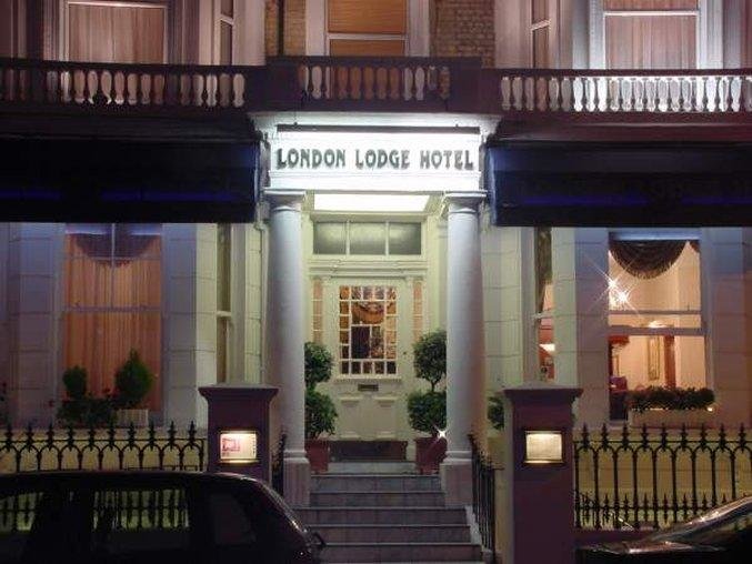 Кровать в общем номере London Lodge Hotel