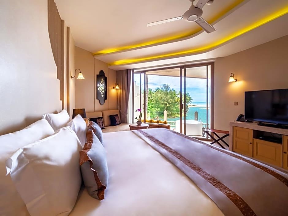 Полулюкс у моря Jacuzzi Devasom Khao Lak Beach Resort & Villas