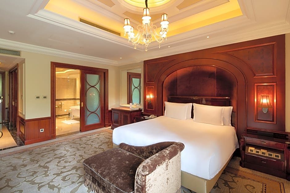 Двухместный номер Premium с балконом InterContinental Shanghai Ruijin, an IHG Hotel - Downtown Historic Iconic Garden Hotel