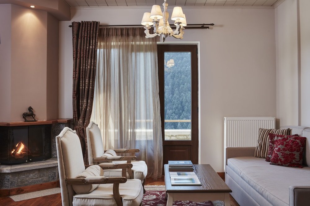 Suite De lujo con balcón y con vista a la montaña Nefeles Mainalon Luxury Residences & Lounge