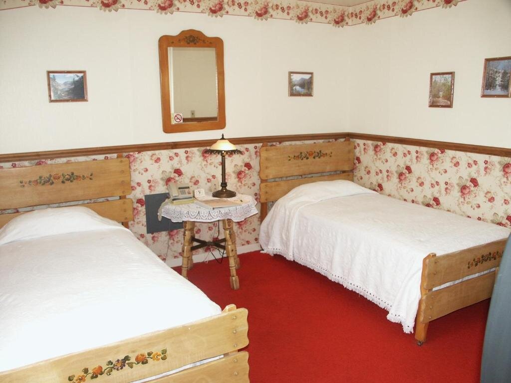 Standard Triple room with view Bridgeport Inn