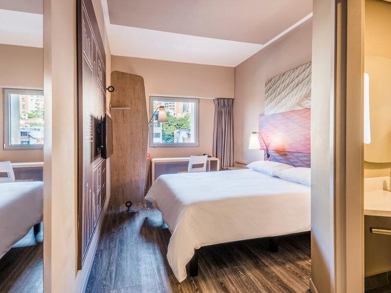 Кровать в общем номере Hotel Ibis Cali Granada