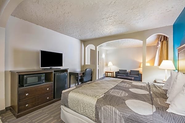 Standard double suite Econo Lodge Inn & Suites
