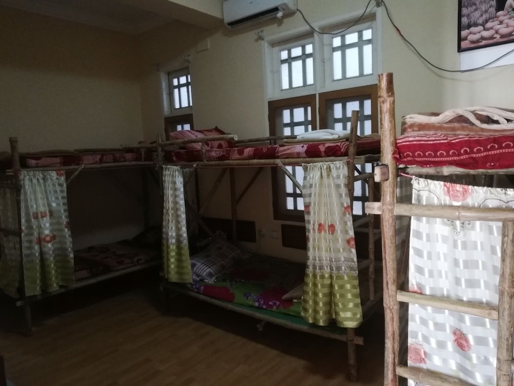 Кровать в общем номере Royal Yadanarbon Hotel