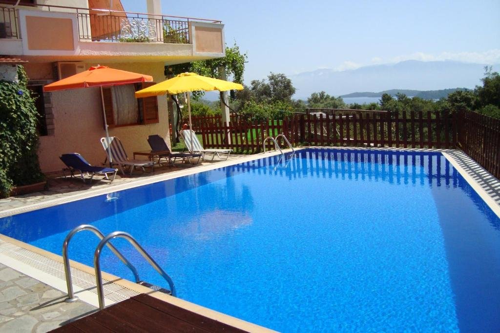Appartement Villa's ground floor apartment with 60 qm swimming pool