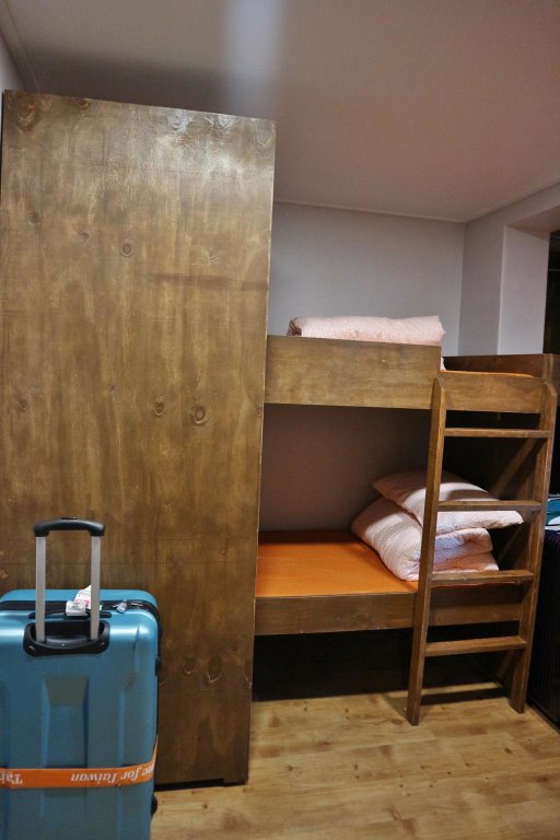Кровать в общем номере Hongdae Guesthouse