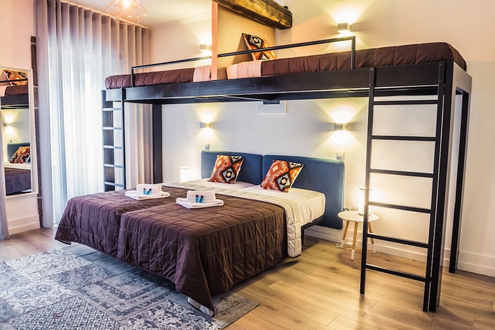 Четырёхместный номер Standard с балконом In Barcelos Hostel & Guest House