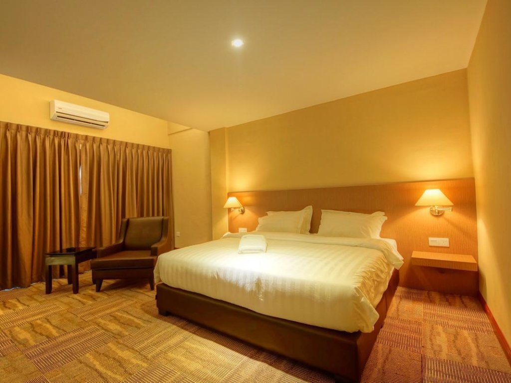 Кровать в общем номере Merdeka Hotel Kluang