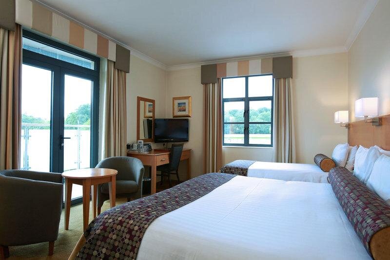 Кровать в общем номере с 2 комнатами Armagh City Hotel