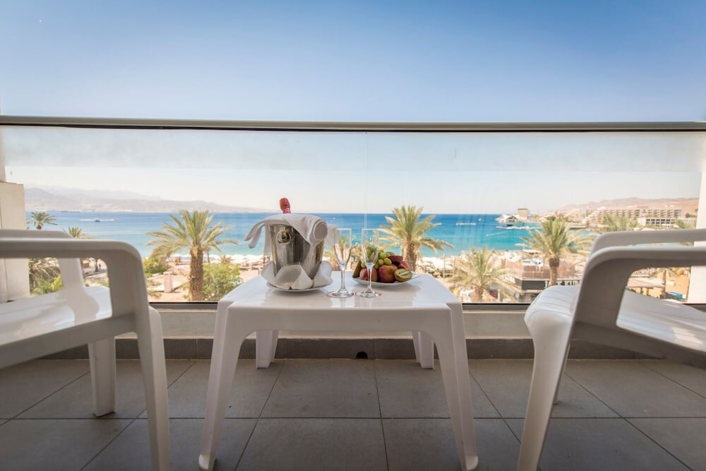 Семейный номер Standard с балконом Neptune Eilat By Dan Hotels