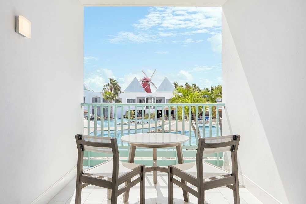 Четырёхместный номер Standard с видом на бассейн Courtyard by Marriott Aruba Resort