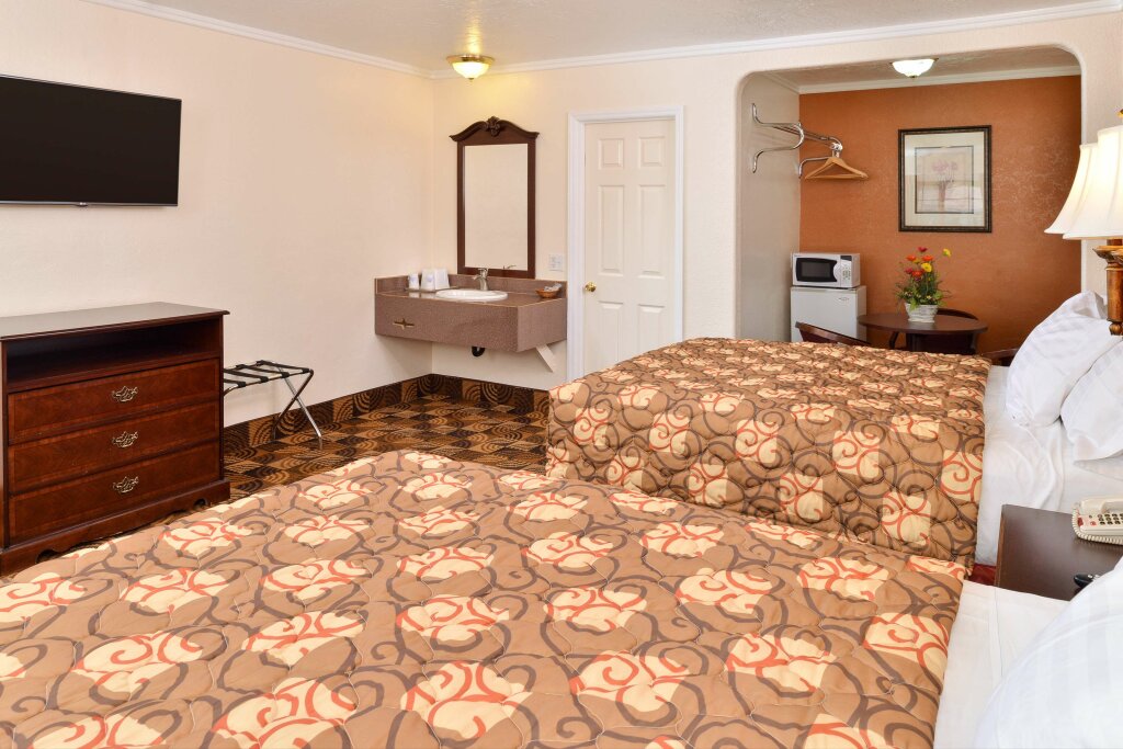 Четырёхместный номер Standard Americas Best Value Inn & Suites Klamath Falls