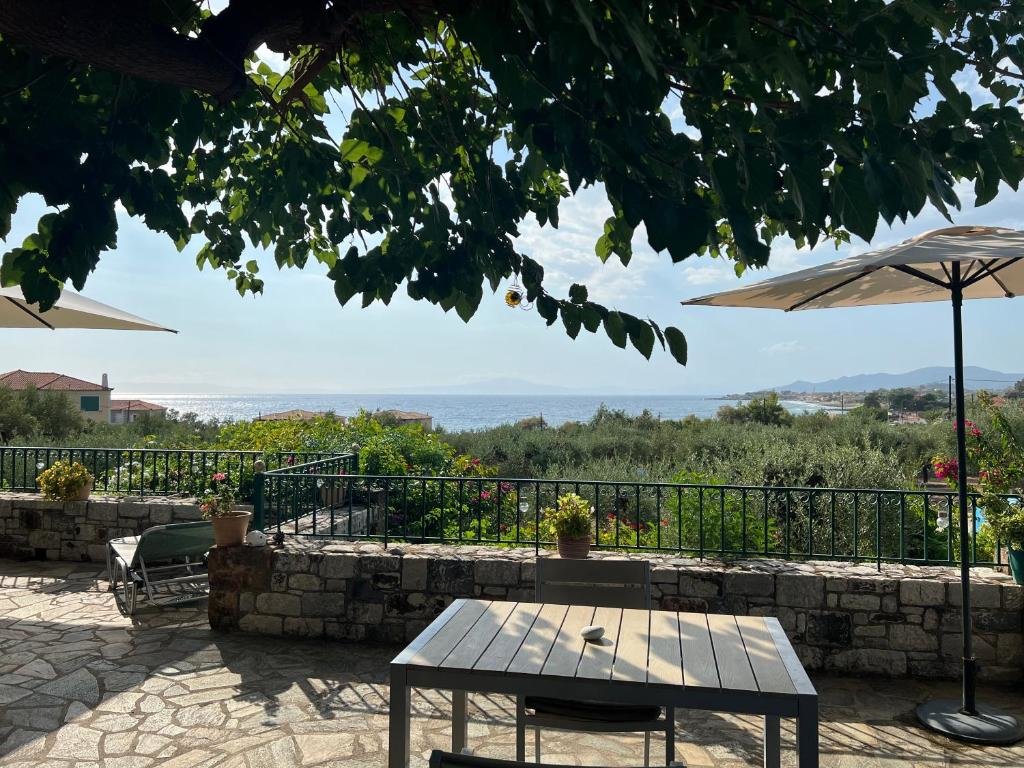 Коттедж с 2 комнатами с видом на море Villa Pefnos