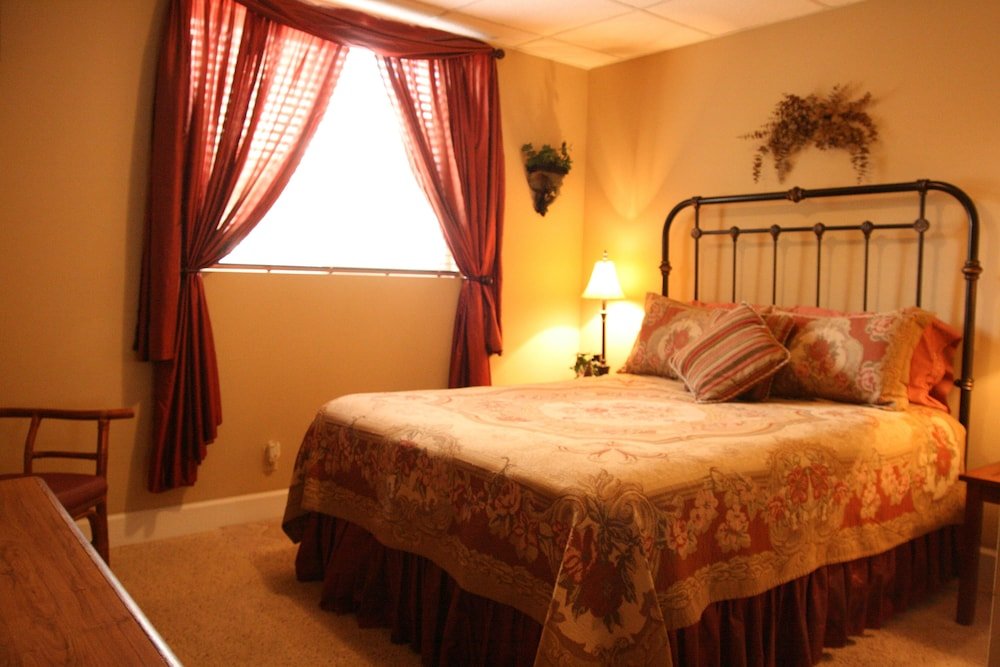 Comfort room Monroe Street Suites
