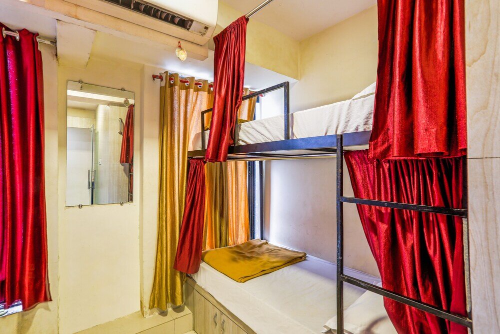 Cama en dormitorio compartido Hotel BKC Corporate Inn