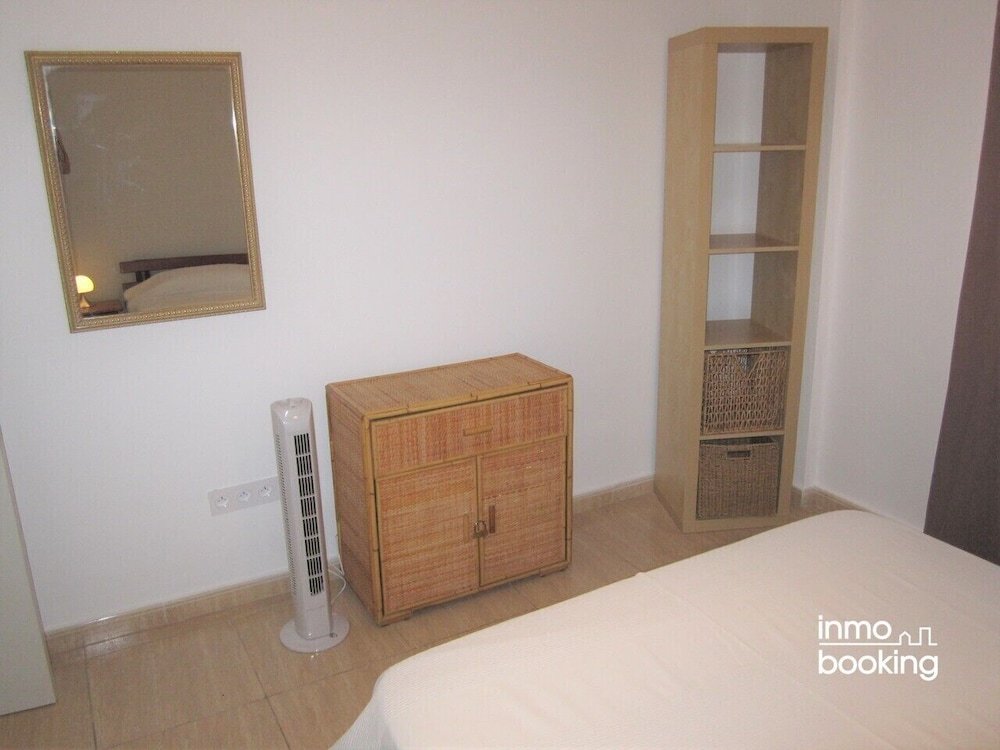 Cama en dormitorio compartido 6 habitaciones InmoBooking Reus, céntrico y Reformado
