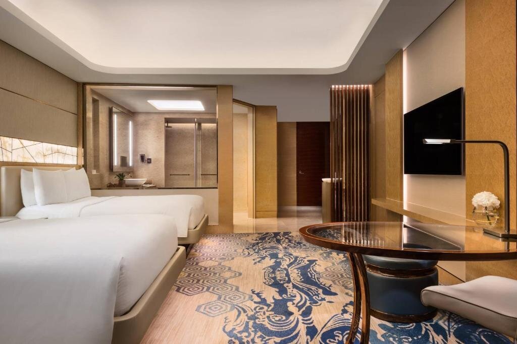 Четырёхместный номер Premier с красивым видом из окна JW Marriott Hotel Macau