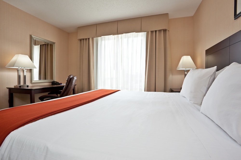 Люкс с 2 комнатами Holiday Inn Express Hotel & Suites Tipp City, an IHG Hotel