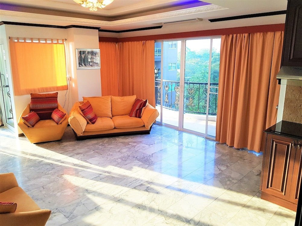 Standard Zimmer 1 Schlafzimmer mit Balkon Pratumnak 1 bed with sea view at Siam Oriental Twins