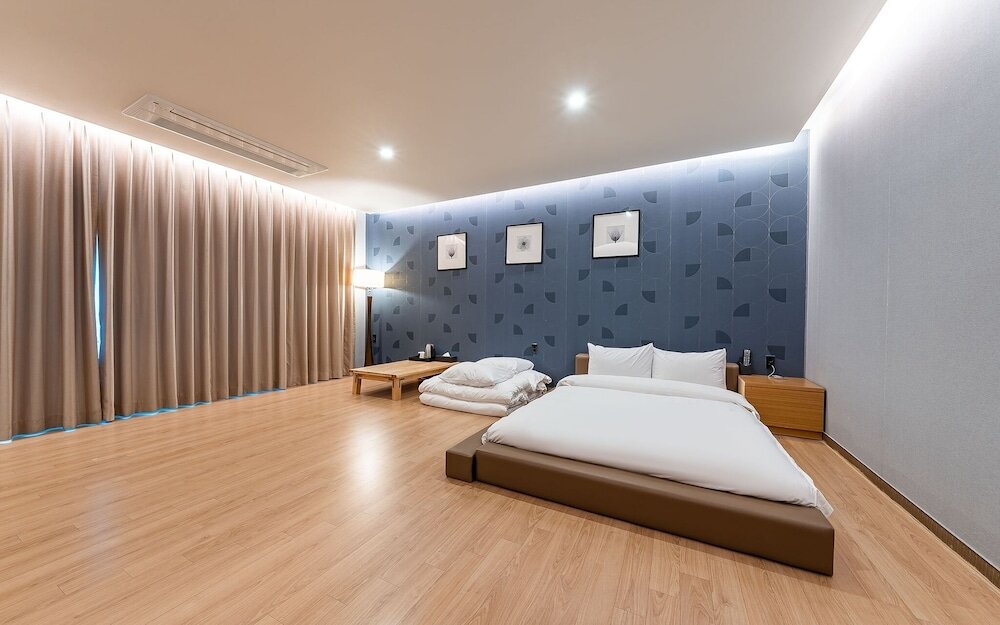 Кровать в общем номере Incheon Stay Hotel