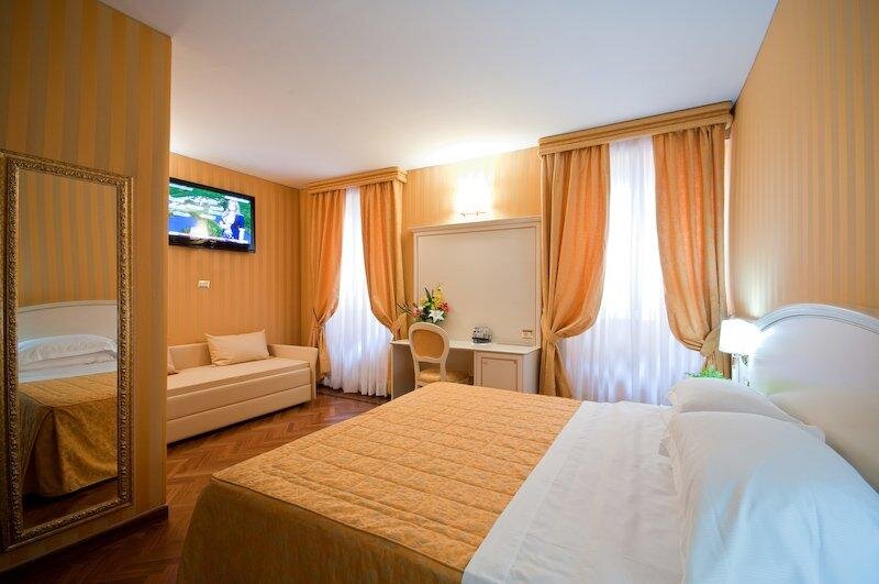 Кровать в общем номере Relais Fontana Di Trevi Hotel