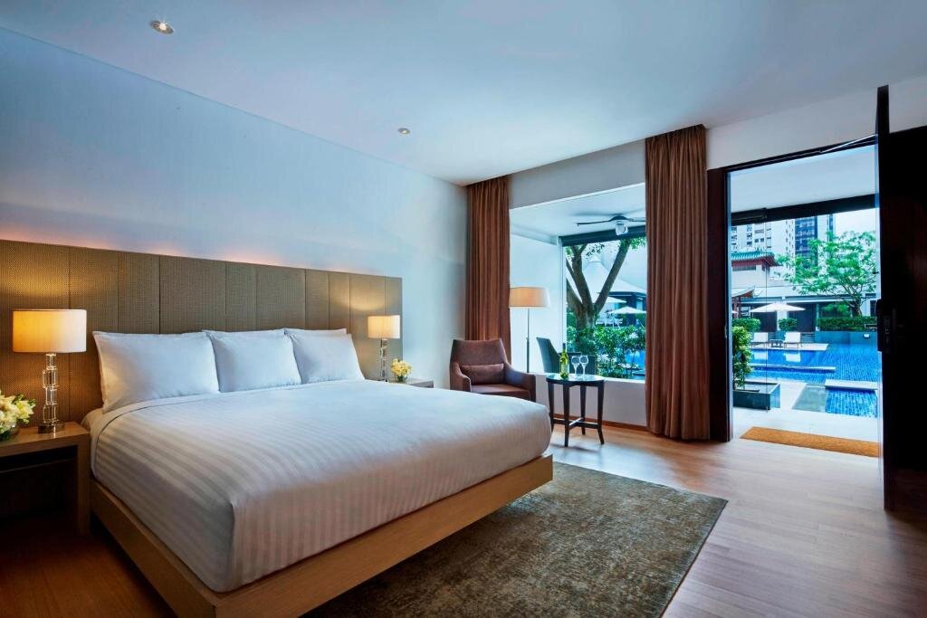 Standard Double room with pool view Singapore Marriott Tang Plaza Hotel