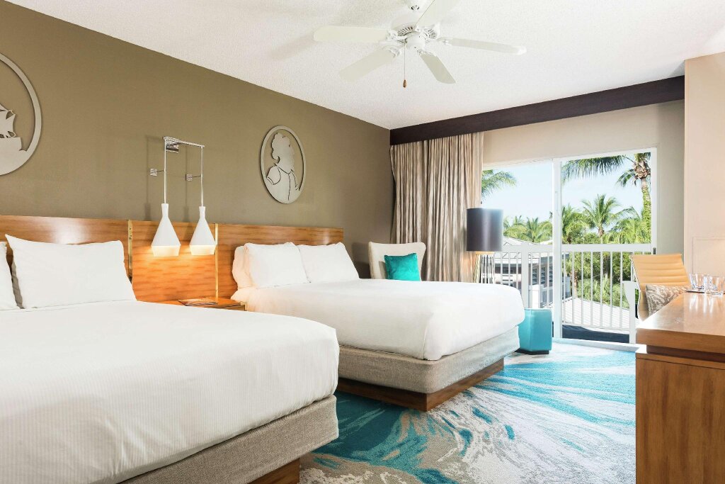 Четырёхместный номер Standard с балконом DoubleTree by Hilton Grand Key Resort