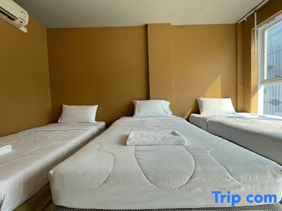 Кровать в общем номере (женский номер) Landmark Patong Hotel
