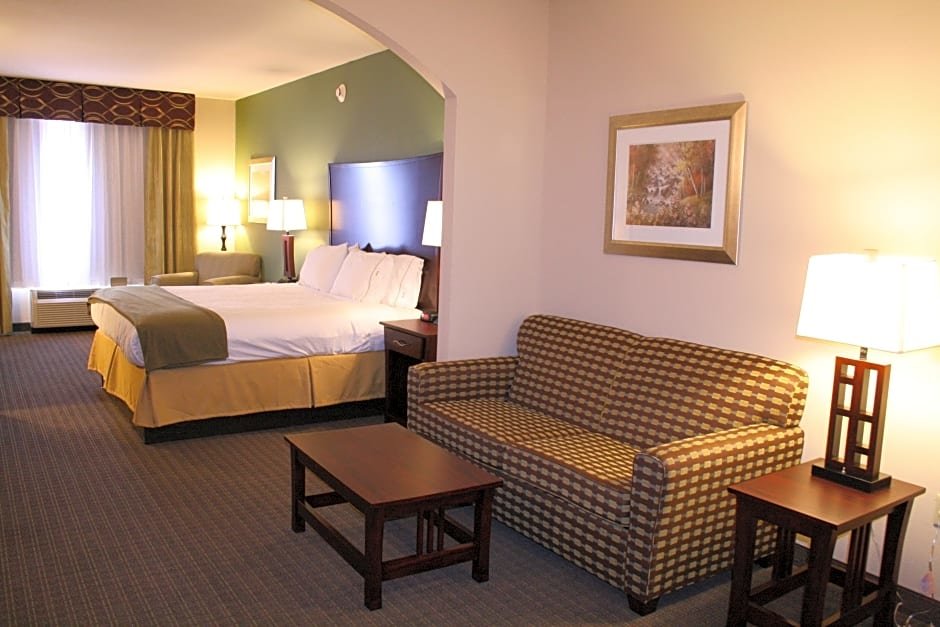 Люкс Standard Holiday Inn Express Pratt, an IHG Hotel