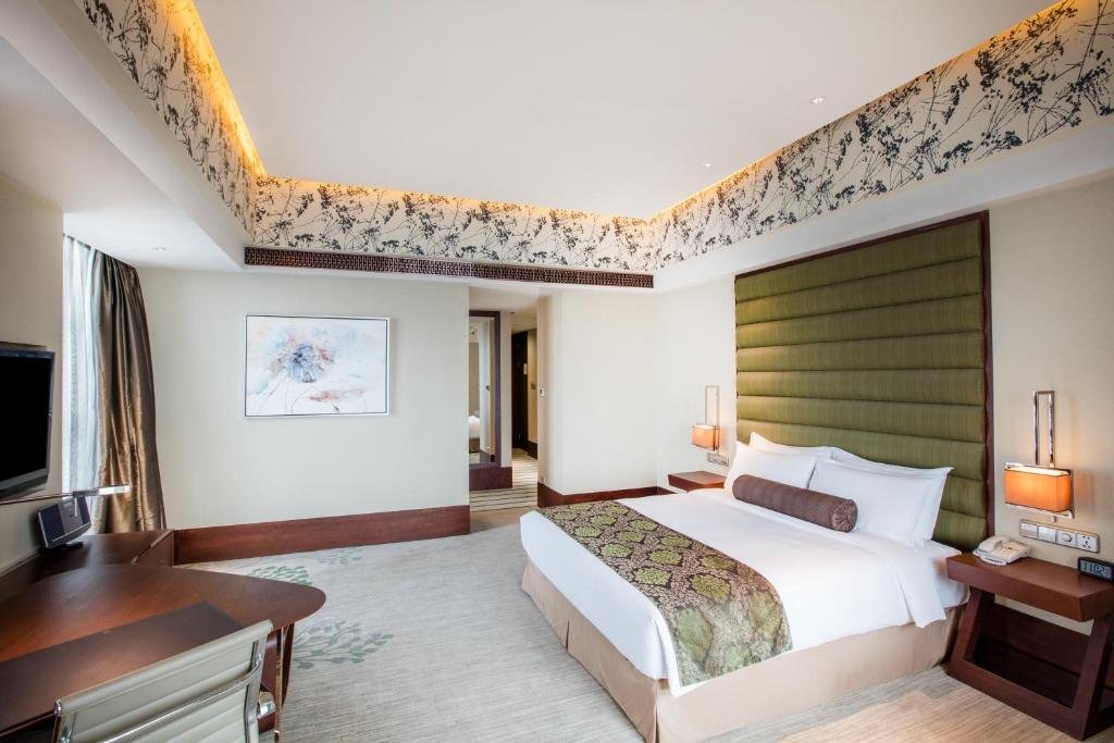 Двухместный номер Premium с видом на горы Crowne Plaza Hefei, an IHG Hotel