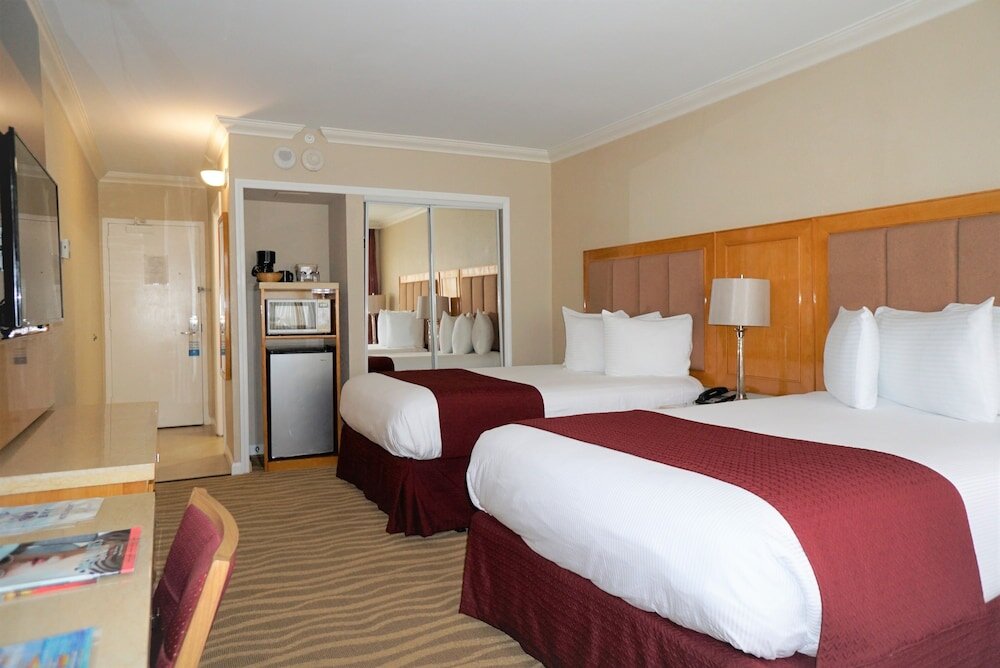 Standard Vierer Zimmer mit Balkon und mit eingeschränktem Meerblick Ocean Sky Hotel & Resort