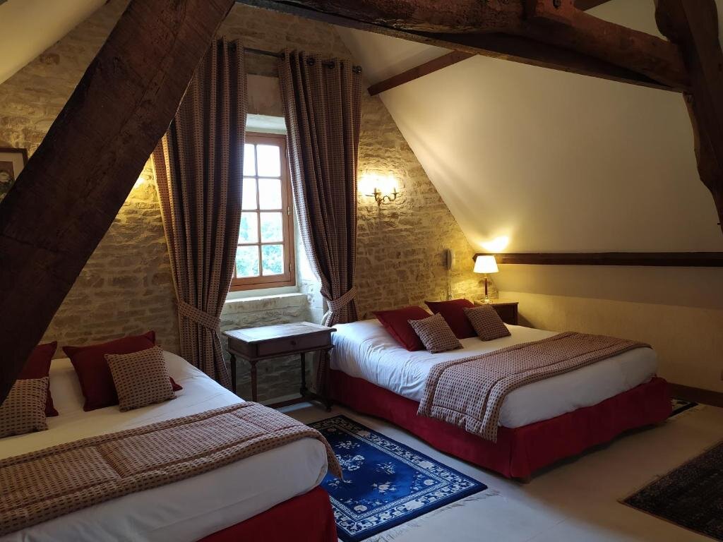 Четырёхместный номер Standard Hôtel Le Manoir De Mathan Crépon à la campagne 5 mn d'Arromanches et 10 mn de Bayeux