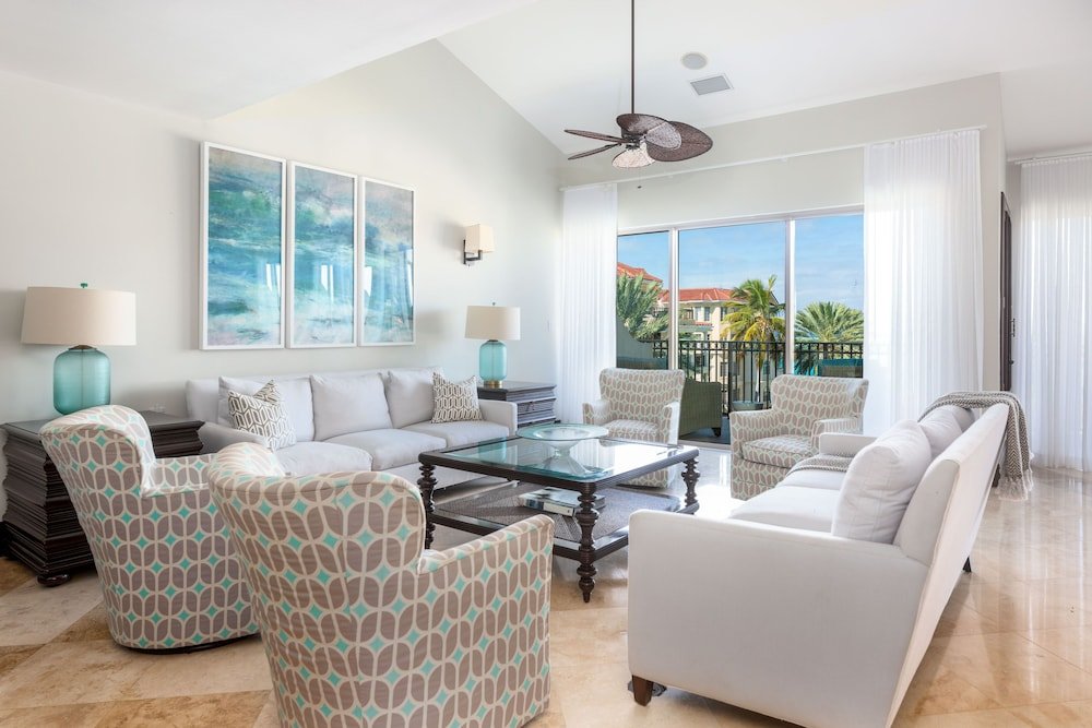 2 Bedrooms Standard room with balcony The Somerset on Grace Bay