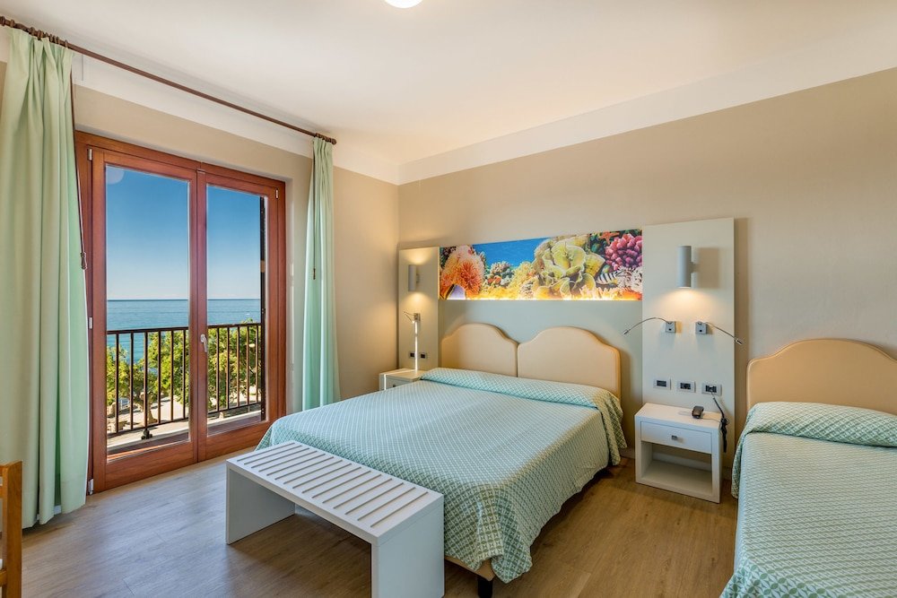 Трёхместный номер Superior с балконом и с видом на море Hotel El Balear