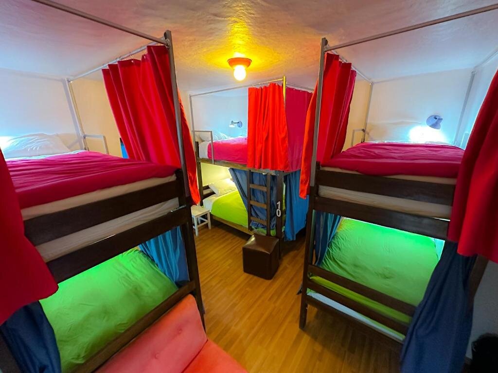 Кровать в общем номере Tucan Hostel