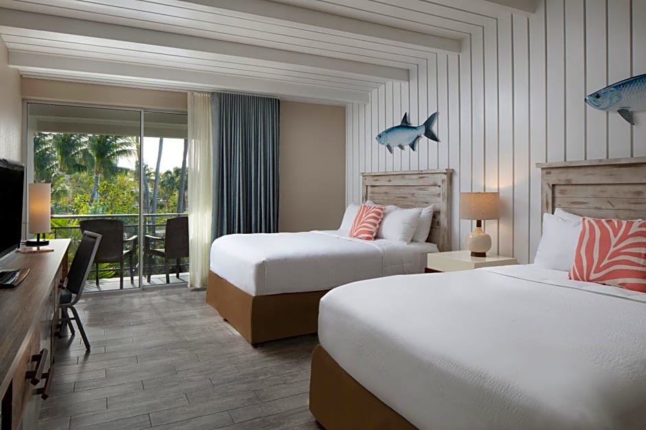Четырёхместный номер Standard Postcard Inn Beach Resort & Marina